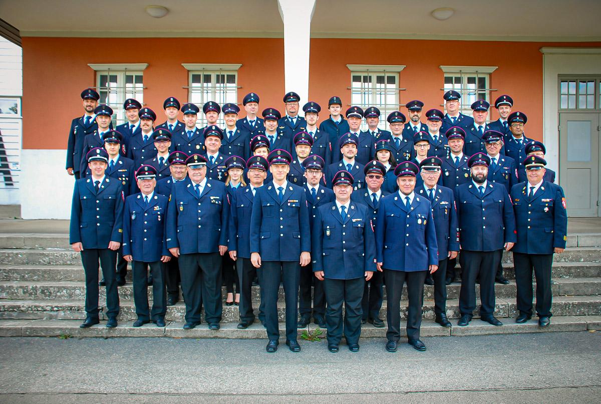 Die Mannschaft der Löschgruppe Ost mit passiven Mitgliedern
