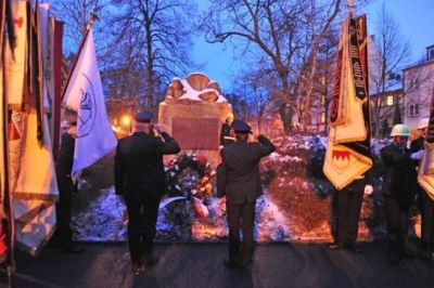 Totengedenken am Ehrenmal, während die Kapelle das Lied des „guten Kameraden“ spielte