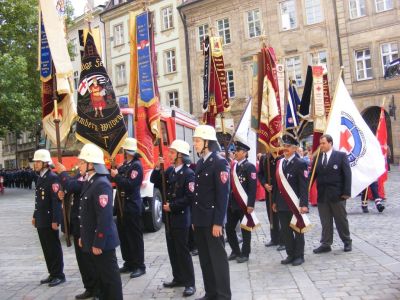 Aufstellung der Fahnenabordnungen vor der Kirche und Warten auf den Pfarrer.