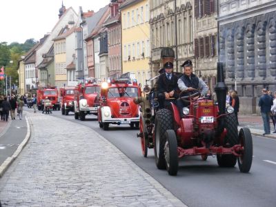 Die dem Festzug vorausfahrenden Fahrzeuge...