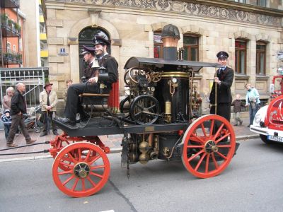 Der Festzug - voraus die alte Dampfspritze (Baujahr 1899), gezogen von einem alten Lanz-Traktor