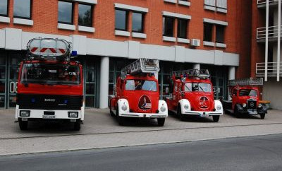 Aufstellung zum Foto vor der Ständigen Wache; hier: drei Generationen Drehleitern