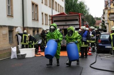 ... wurde die Bergung der leckgeschlagenen Gebinde vorbereitet.