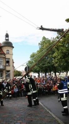  Der Leiterhebel zur Rettung einer liegend zu transportierenden Person, wenn der Treppenraum nicht nutzbar ist und für den Einsatz einer Drehleiter keine Möglichkeit besteht 