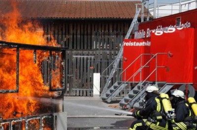 Brandbekämpfung nach der Fettexplosion im Zimmer