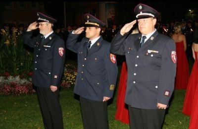 1. Vorstand, Stadtbrandrat und 2. Vorstand salutieren, während das Deutschlandlied und die Bayernhymne gespielt werden.